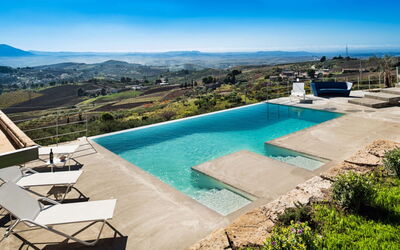 Villa Eroica: Schwimmbad, Blau, Resort, Verbundwerkstoff, Eco Hotel, Gartenmöbel, Sonnenliege, Thermae, Schatten, Ferienort