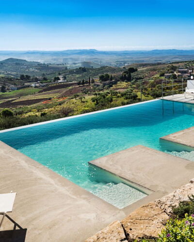Villa Eroica: Schwimmbad, Blau, Resort, Verbundwerkstoff, Eco Hotel, Gartenmöbel, Sonnenliege, Thermae, Schatten, Ferienort