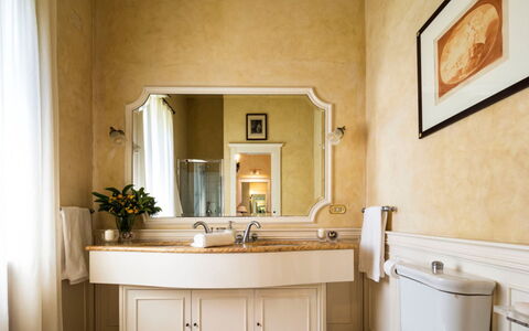 Villa del Sirio: Bad Sink, Badezimmer, Wand, Armatur, Sinken, Interior Design, Zapfhahn, Spiegel, Installation, Flooring