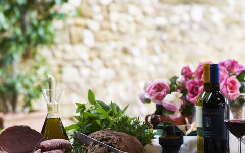 Villa del Riccio: Geschirr, Essen, Drinkware, Blumentopf, Flasche, Wein, Servierware, Produzieren, Zimmerpflanze