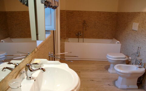 Villa Rufeno: Badezimmer, Armatur, Flooring, Sinken, Fussboden, Bad Sink, Interior Design, Badewanne, Zapfhahn, Installation