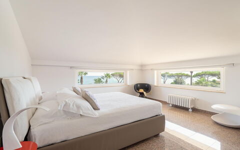 Villa delle Palme: Bett, Schlafzimmer, Interior Design, Flooring, Fussboden, Decke, Bedding, Bettdecke, Möbel, Zimmer
