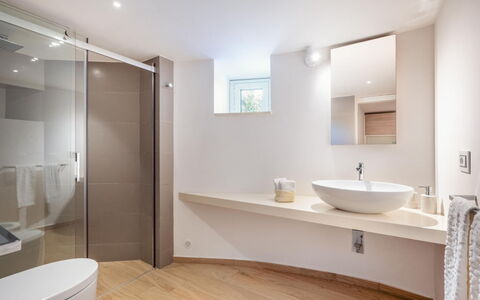 Villa delle Palme: Badezimmer, Interior Design, Flooring, Fussboden, Armatur, Wand, Holz, Badewanne, Decke, Zapfhahn