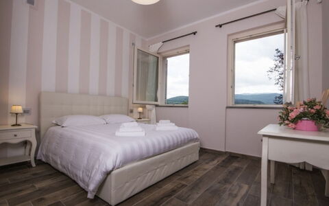 Villa Sara: Zuhause, Wohnung, Schlafzimmer, Bett, Bettrahmen, Hotel, Bedding, Balkon, Bettdecke, Villa