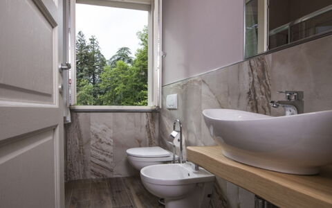 Villa Sara: Badezimmer, Armatur, Bad Sink, Flooring, Sinken, Interior Design, Fussboden, Zapfhahn, Installation, Zuhause