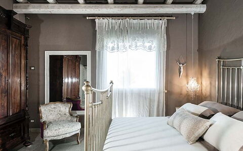 Villa della Laguna: Interior Design, Möbel, Schlafzimmer, Bett, Decke, Beleuchtung, Textil, Bedding, Zuhause, Zimmer