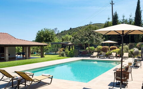 Villa Etna: Schwimmbad, Gartenmöbel, Resort, Regenschirm, Freizeit, Eco Hotel, Schatten, Sonnenliege, Hazienda, Landscaping