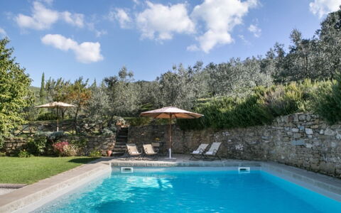Villa Bel Monte: Schwimmbad, Blau, Resort, Gartenmöbel, Eco Hotel, Garten, Landscaping, Schatten, Water Feature, Hinterhof