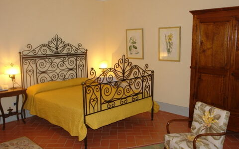 Villa Bel Monte: Möbel, Bett, Schlafzimmer, Interior Design, Bedding, Flooring, Bettdecke, Fussboden, Zimmer, Bettrahmen