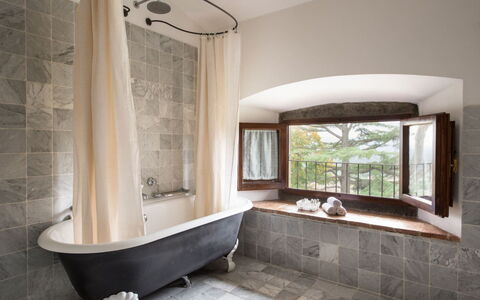 Villa Bel Monte: Badewanne, Wand, Interior Design, Armatur, Flooring, Badezimmer, Fussboden, Beleuchtung, Decke, Installation