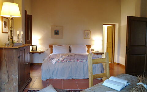 Villa Antonella: Möbel, Interior Design, Flooring, Holz, Fussboden, Bett, Schlafzimmer, Zimmer, Beleuchtung, Tabelle