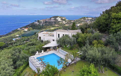 Villa Liliana: Schwimmbad, Wohngebiet, Resort, Estate, Zuhause, Menschliche Siedlung, Vogelperspektive, Luftaufnahmen, Eco Hotel, Thermae