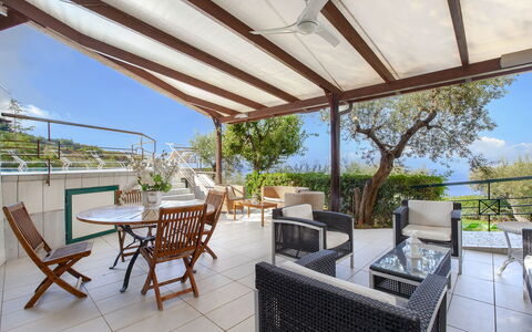 Villa Liliana: Möbel, Stuhl, Tabelle, Gartenmöbel, Tisch Im Freien, Küche & Esszimmer Tisch, Veranda, Balkon, Schatten, Resort