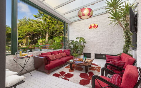 Villa Liliana: Möbel, Interior Design, Blumentopf, Stuhl, Tabelle, Zimmerpflanze, Zuhause, Couch, Kaffetisch, Wohnzimmer
