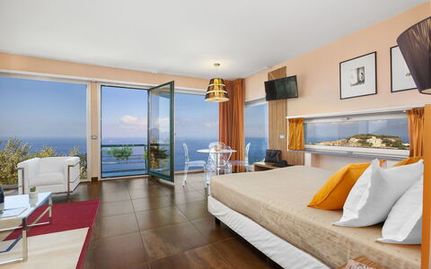Villa Liliana: Möbel, Interior Design, Flooring, Fussboden, Tabelle, Bett, Stuhl, Decke, Schlafzimmer, Zimmer