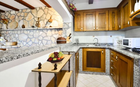 Villa Campanella: Countertop, Interior Design, Flooring, Möbel, Fussboden, Armatur, Küche, Cabinetry, Zapfhahn, Sinken