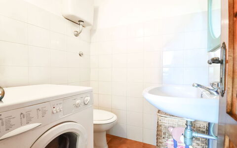 Villa Campanella: Flooring, Fussboden, Armatur, Interior Design, Badezimmer, Toilette, Toilleten Sitz, Waschmaschine, Decke, Zimmer