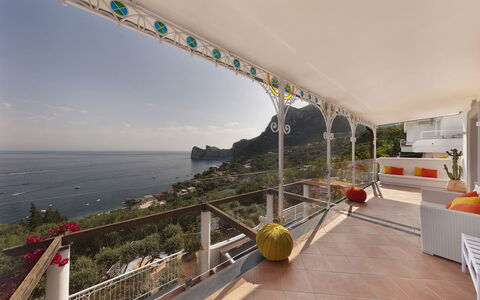 Villa Nerano: Möbel, Stuhl, Resort, Balkon, Küste, Eco Hotel, Zimmerpflanze, Villa, Bucht, Blumentopf
