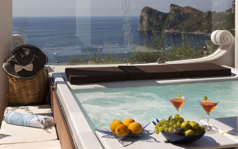 Villa Nerano: Möbel, Armatur, Wohnung, Jacuzzi, Badewanne, Resort, Stuhl, Zimmerpflanze, Wohnzimmer