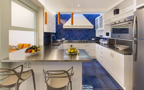 Villa Nerano: Küche, Möbel, Interior Design, Countertop, Flooring, Küchengerät, Fussboden, Decke, Holz, Cabinetry