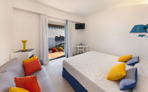 Villa Nerano: Möbel, Interior Design, Wohnung, Meer, Resort, Zimmer, Hotel, Kissen, Schlafzimmer, Stuhl