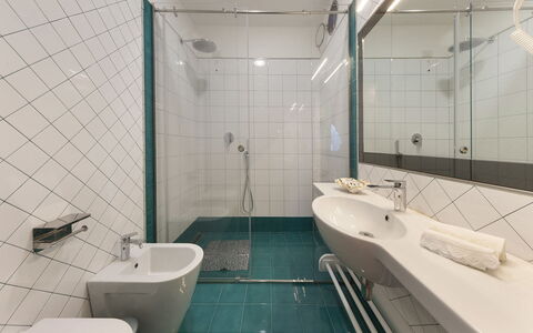 Villa Nerano: Badezimmer, Armatur, Flooring, Bad Sink, Interior Design, Fussboden, Zapfhahn, Installation, Dusche, Sinken