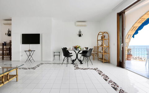 Villa Luce: Flooring, Interior Design, Fussboden, Möbel, Stuhl, Natürliches Material, Wohnzimmer, Fliese