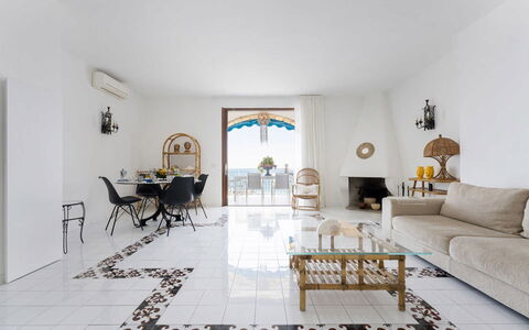 Villa Luce: Flooring, Fussboden, Möbel, Interior Design, Stuhl, Wohnzimmer, Fliese, Küche & Esszimmer Tisch