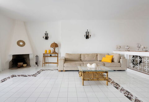 Villa Luce: Flooring, Möbel, Fussboden, Interior Design, Wand, Wohnzimmer, Beleuchtung, Couch, Zimmer, Zuhause