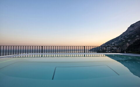 Villa Limoncello: Schwimmbad, Balkon