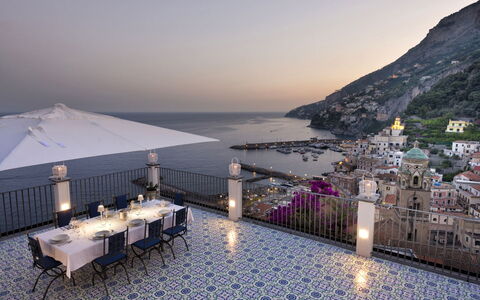 Villa Limoncello: Möbel, Tabelle, Stuhl, Meer, Restaurant, Küche & Esszimmer Tisch, Tischdecke, Resort, Küste, Balkon