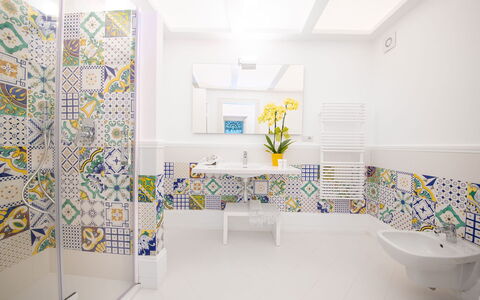 Villa Limoncello: Flooring, Interior Design, Fussboden, Fliese, Decke, Armatur, Mosaik, Badezimmer, Zapfhahn