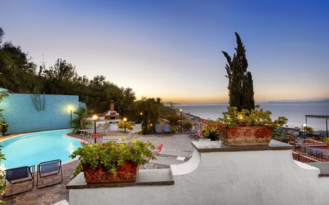 Villa Flora: Blau, Meer, Küste, Küsten Und Ozeanische Forms, Ozean, Resort, Eco Hotel, Blumentopf, Ufer, Ferienort