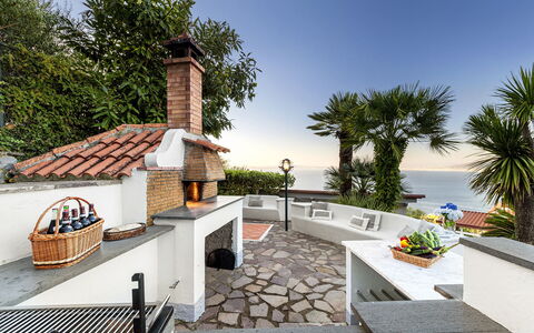 Villa Flora: Zuhause, Stuhl, Garten, Blumentopf, Fliese, Schatten, Zimmerpflanze, Landscaping, Design, Terrasse