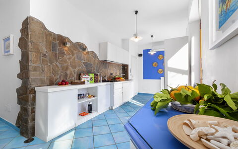 Villa Flora: Flooring, Interior Design, Decke, Fussboden, Küche, Countertop, Zimmer, Wohnung, Fliese, Major Appliance