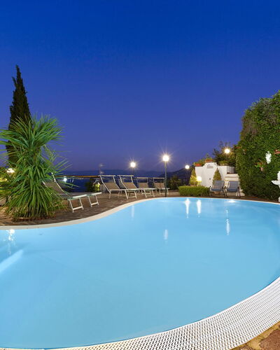 Villa Flora: Blau, Schwimmbad, Resort, Meer, Eco Hotel, Hotel, Gartenmöbel, Ferienort, Regenschirm