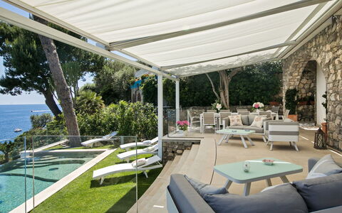 Villa Ribes: Möbel, Gartenmöbel, Schwimmbad, Resort, Stuhl, Schatten, Freizeit, Eco Hotel, Balkon, Terrasse