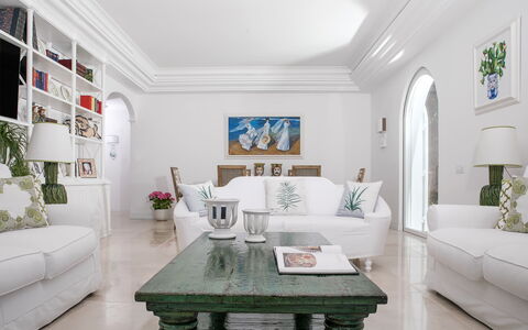 Villa Ribes: Möbel, Interior Design, Couch, Flooring, Wohnzimmer, Tabelle, Zuhause, Fussboden, Decke, Zimmer