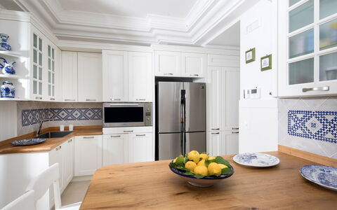 Villa Ribes: Küche, Cabinetry, Countertop, Interior Design, Möbel, Holz, Flooring, Major Appliance, Küchengerät, Fussboden