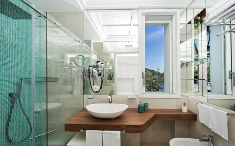 Villa Ribes: Interior Design, Badezimmer, Armatur, Bad Sink, Sinken, Flooring, Fussboden, Zapfhahn, Spiegel, Installation