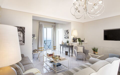 Villa Gilda: Möbel, Interior Design, Flooring, Fussboden, Tabelle, Textil, Zuhause, Stuhl, Zimmer, Wohnzimmer