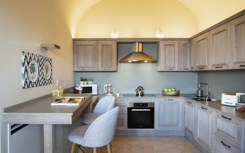 Villa Gilda: Möbel, Küche, Interior Design, Küchengerät, Countertop, Cabinetry, Beleuchtung, Flooring, Decke, Major Appliance