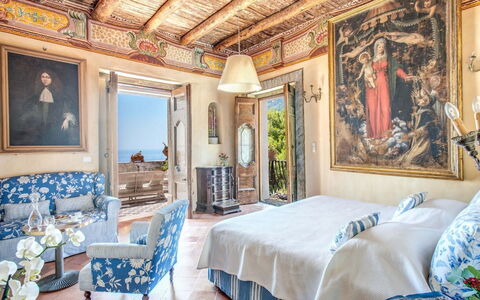 Villa Positano: Möbel, Interior Design, Meer, Schlafzimmer, Stuhl, Linens, Küste, Bett, Resort, Hotel