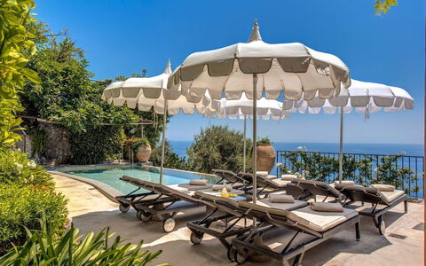 Villa Positano: Regenschirm, Gartenmöbel, Schwimmbad, Resort, Möbel, Sonnenliege, Meer, Eco Hotel, Küsten Und Ozeanische Forms