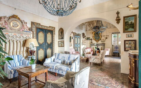 Villa Positano: Möbel, Wand, Interior Design, Flooring, Stuhl, Wohnzimmer, Zimmer, Bilderrahmen, Decke, Zimmerpflanze