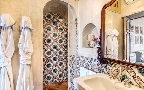 Villa Positano: Interior Design, Flooring, Fussboden, Tür, Fliese, Armatur, Badezimmer, Formen, Design, Holzbeize