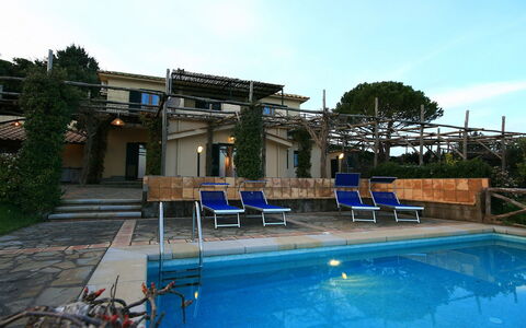 Villa Sant'Agata: Schwimmbad, Resort, Gartenmöbel, Eco Hotel, Schatten, Regenschirm, Sonnenliege, Hazienda, Estate, Hotel