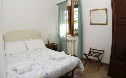 Villa Sant'Agata: Holz, Fussboden, Interior Design, Flooring, Möbel, Zimmer, Tür, Bett, Schlafzimmer, Holzbeize