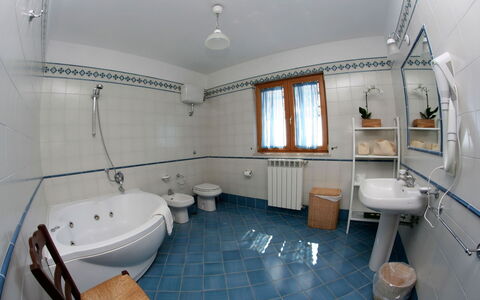 Villa Sant'Agata: Armatur, Flooring, Interior Design, Fussboden, Badezimmer, Zapfhahn, Installation, Sinken, Badewanne, Zimmer