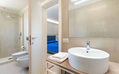 Casa sul Mare: Flooring, Interior Design, Fussboden, Decke, Zimmer, Möbel, Armatur, Badezimmer, Wohnung, Installation